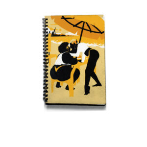 Caderno com capa em tons de amarelo, preto e branco e wire-o preto com ilustração de casal de mulheres negras, na praia, trajando biquini. uma de pé e a outra sentada em uma cadeira de costas. O caderno pra quem ama a praia do Cantagalo.