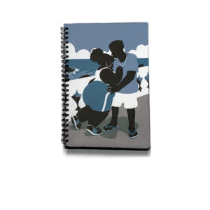 caderno com capa em tons de azul, preto e branco e wire-o preto com ilustração de casal de um homem e uma mulher negra, no calçadão de uma praia. Ele trajando bermuda branca, camiseta azul e chinelo e ela trajando regata branca, short azul e tênis. O caderno pra quem ama a praia do Porto da Barra.