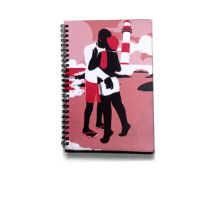Caderno com capa em tons de vermelho, preto e branco e wire-o preto com ilustração de casal de homens negros, na praia, trajando bermuda, chapéu e blusa UV. O caderno pra quem ama a praia de Itapuã e que são a nossa cara..