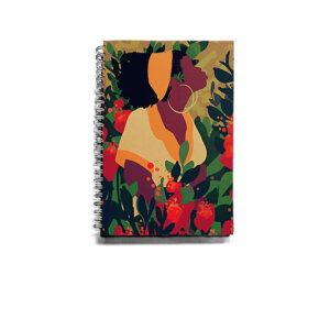 Caderno com capa com ilustração de mulher negra de perfil. ela tem cabelo crespo volumoso, veste kimono branco e amarelo e lenço amarelo . Ao redor e ao fundo, flores em tons de vermelho e amarelo. Encadernado com wire-o branco. O caderno pra quem ama essência.