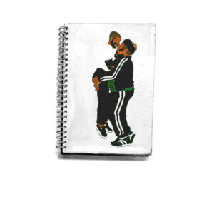 Caderno com capa em tons de preto e fundo branco e wire-o branco com ilustração de casal de homens negros de pé, trajando roupas em tons de preto. O caderno pra quem ama a melanina.