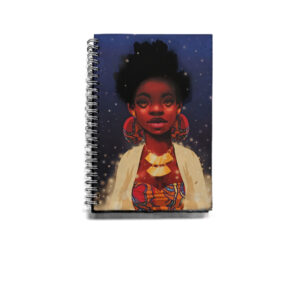 Caderno com capa com ilustração de mulher negra de cabelo afro com kimono branco, top colorido e brincos e colares. Ao fundo, céu estrelado em tons de lilás e roxo. Encadernado com wire-o branco. O caderno pra quem ama a noite.