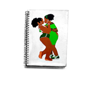 Caderno com capa em tons de verde e fundo branco e wire-o branco com ilustração de casal de mulheres negras de pé, trajando roupas em tons de verde. O caderno pra quem ama a saliência