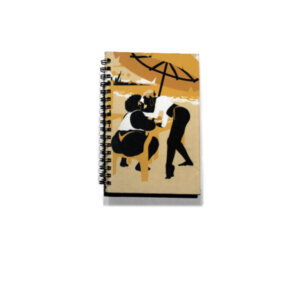Caderno de bolso com capa em tons de amarelo, preto e branco e wire-o preto com ilustração de casal de mulheres negras, na praia, trajando biquini. uma de pé e a outra sentada em uma cadeira de costas. O caderno de bolso pra quem ama a praia do Cantagalo.
