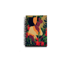 Caderno de bolso com capa com ilustração de mulher negra de perfil. ela tem cabelo crespo volumoso, veste kimono branco e amarelo e lenço amarelo . Ao redor e ao fundo, flores em tons de vermelho e amarelo. Encadernado com wire-o branco. O caderno de bolso pra quem ama essência.