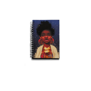 Caderno de bolso com capa com ilustração de mulher negra de cabelo afro com kimono branco, top colorido e brincos e colares. Ao fundo, céu estrelado em tons de lilás e roxo. Encadernado com wire-o branco. O caderno de bolso pra quem ama a noite.