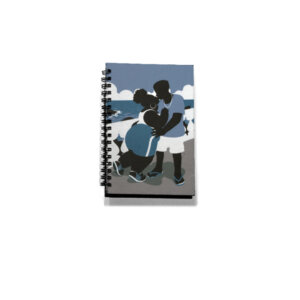 caderno de bolso com capa em tons de azul, preto e branco e wire-o preto com ilustração de casal de um homem e uma mulher negra, no calçadão de uma praia. Ele trajando bermuda branca, camiseta azul e chinelo e ela trajando regata branca, short azul e tênis. O caderno de bolso pra quem ama a praia do Porto da Barra.