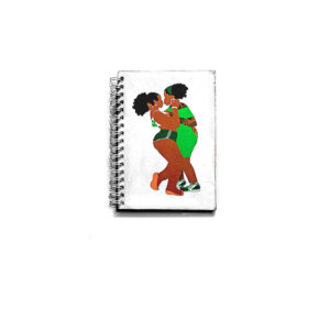 Caderno de bolso com capa em tons de verde e fundo branco e wire-o branco com ilustração de casal de mulheres negras de pé, trajando roupas em tons de verde. O caderno de bolso pra quem ama a saliência
