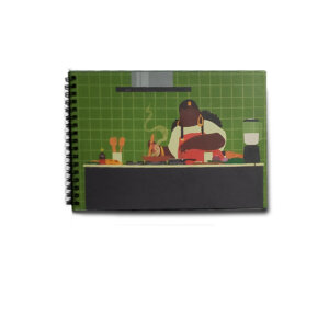 Caderno de receitas com capa com ilustração de mulher negra de avental , preparando uma refeição em uma cozinha da azulejos verdes. Encadernado com wire-o preto. O caderno de receitas pra quem ama vende.